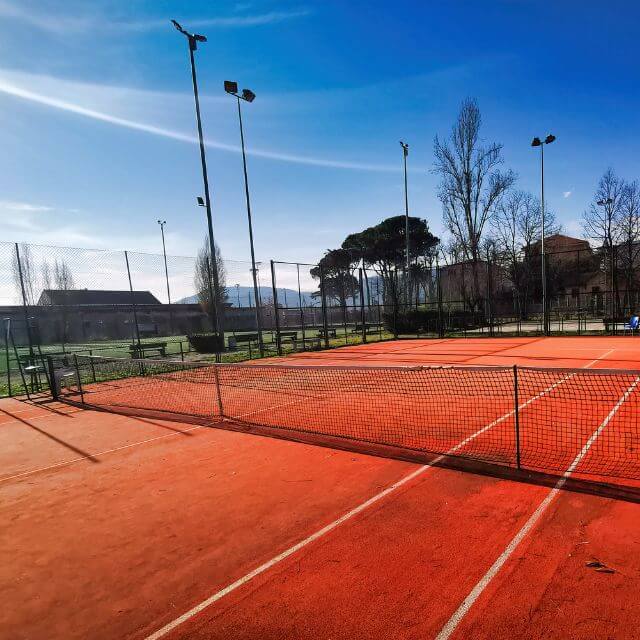 campo da tennis in terra rossa al circolo tennis creazzo in provincia di vicenza