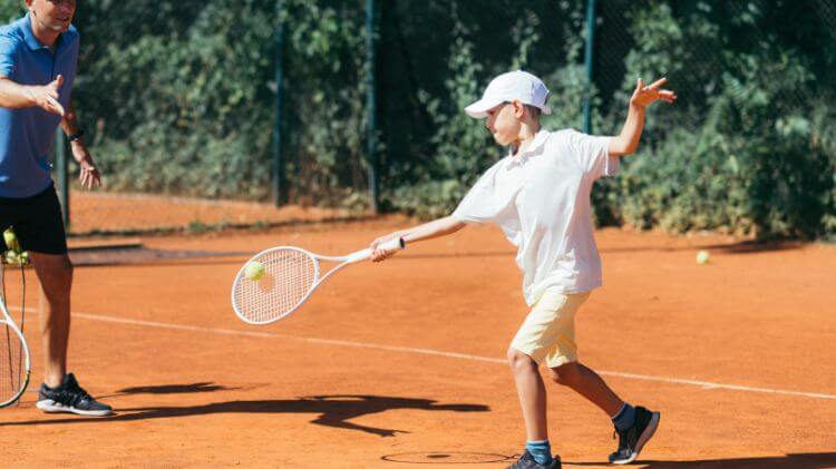corso di tennis per bambini dai 6 ai 12 anni svolto al tennis creazzo da maestro nazionale fitp