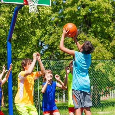 attività del basket svolta ai centri estivi a creazzo 2024 organizzati dal circolo tennis creazzo di vicenza