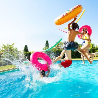 attività di piscina svolta ai centri estivi a creazzo 2024 organizzati dal circolo tennis creazzo di vicenza