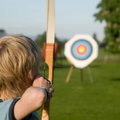 attività del tiro con l'arco svolta ai centri estivi a creazzo 2024 organizzati dal circolo tennis creazzo di vicenza