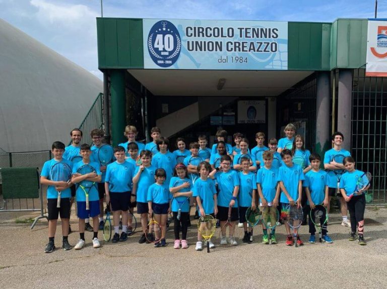 bambini e ragazzi dei corsi di tennis svolti al tennis union creazzo in provincia di vicenza