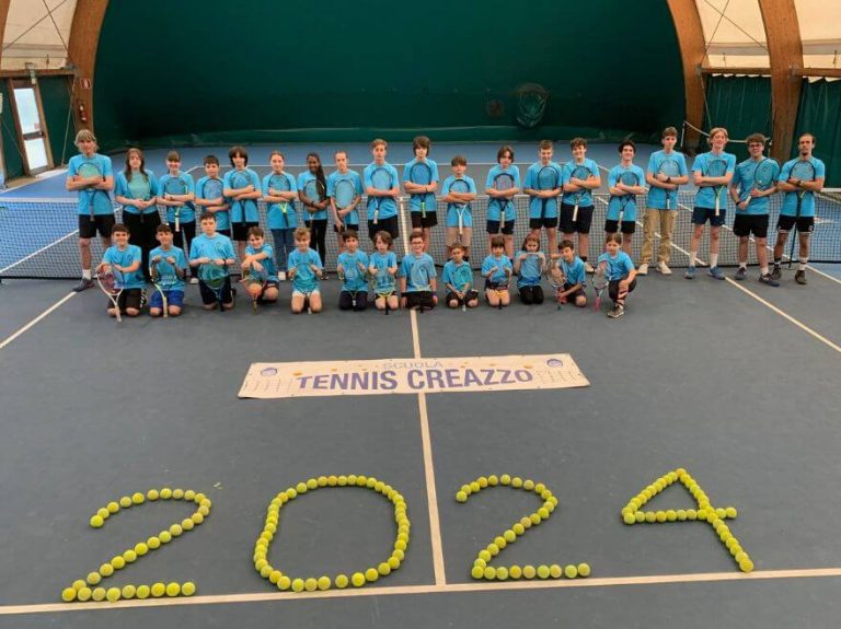 gruppo di bambini del corso tennis per bambini svolto dal maestro fitp Franco pasini e istruttore fitp francesco bruna del circolo tennis creazzo di vicenza